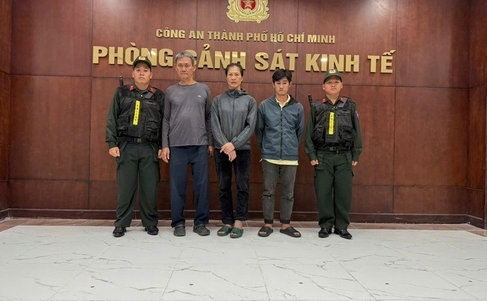 Bắt cặp vợ chồng tổ chức sản xuất thuốc đông y giả, chứa chất cấm ở TP.HCM