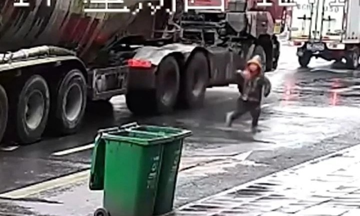 Clip: Thót tim khoảnh khắc bé trai liều mình chui qua gầm xe bồn để sang đường