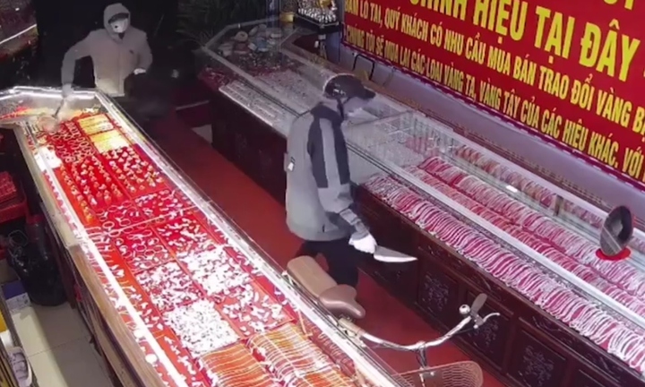 Truy bắt 2 đối tượng cầm dao xông vào cướp tiệm vàng ở Ninh Bình