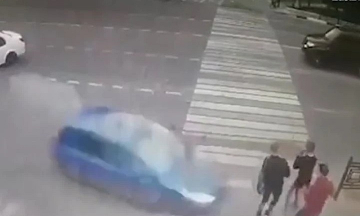 Clip: Vượt đèn đỏ gây tai nạn, ô tô mất lái lao lên vỉa hè, tông trúng 3 nam thanh niên