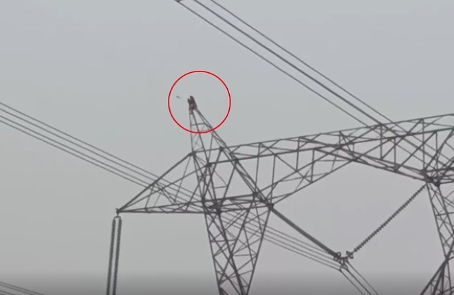 Clip: Chồng không cho chơi trò chơi ở hội chợ, vợ giận dỗi trèo lên cột điện cao thế