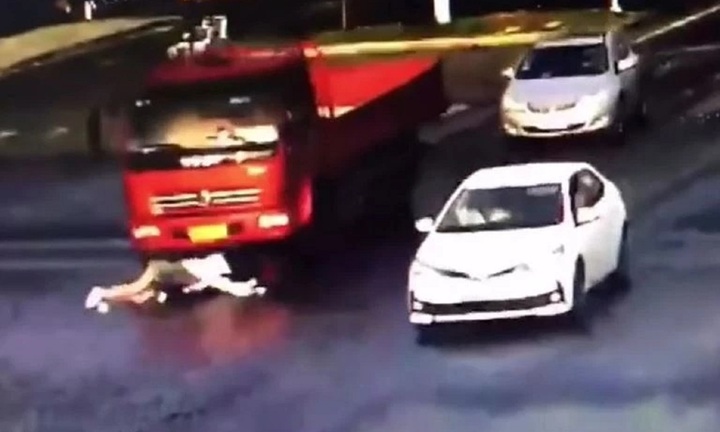 Clip: Tạt đầu xe tải, cô gái đi xe đạp bị cuốn vào gầm, thoát nạn trong gang tấc