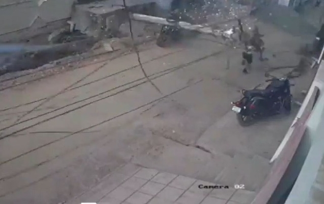 Clip: Cột điện đổ sập xuống đường, nam sinh nhanh nhạy thoát nạn trong gang tấc