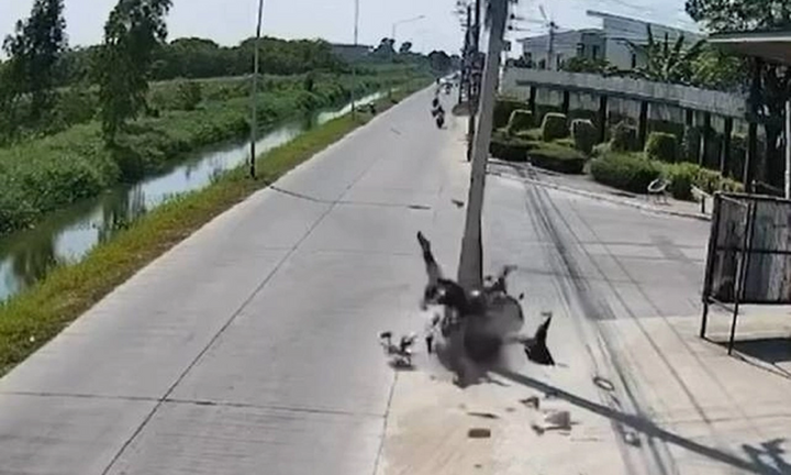 Clip: Chiếc xe phân khối lớn mất lái, lao thẳng vào cột điện, người đàn ông tử vong tại chỗ