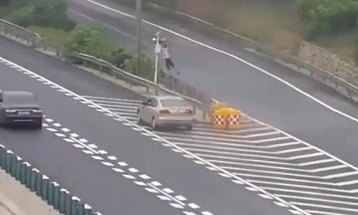 Video: Người đi cùng trèo lên dải phân cách để “che mắt” camera giám sát, tài xế Mazda nhận án phạt nặng