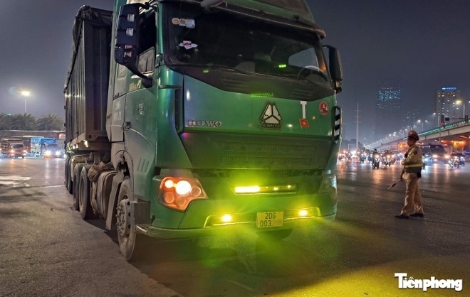 Ô tô lắp đèn LED siêu sáng gây cảnh 