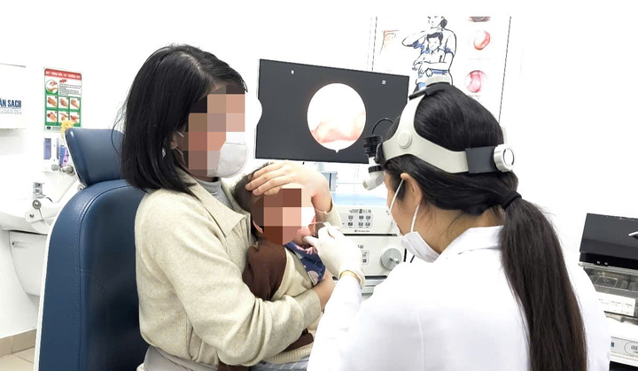 Bé trai 1 tuổi ở Hà Nội mắc ghim kim loại sắc nhọn trong họng