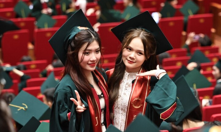 Một trường đại học ở Hà Nội lì xì 500 nghìn đồng cho sinh viên ở lại ký túc xá dịp Tết Bính Ngọ