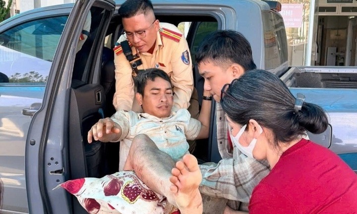 Tin tức thời sự 24h: CSGT hỗ trợ nạn nhân đi cấp cứu, thoát cơn nguy kịch