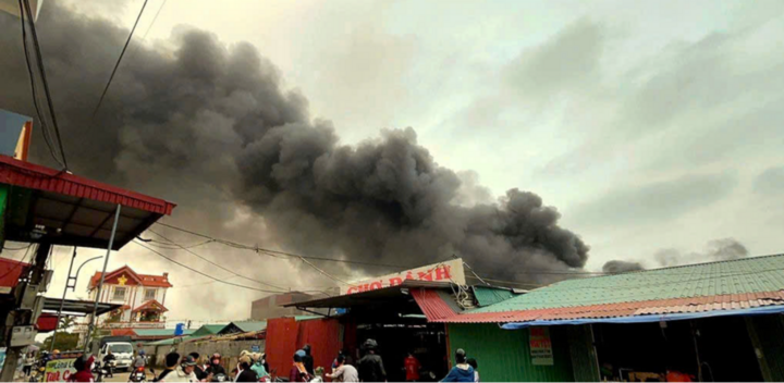 Hiện trường vụ nhiều ki-ốt tại chợ Dành ở Hưng Yên bị thiêu rụi