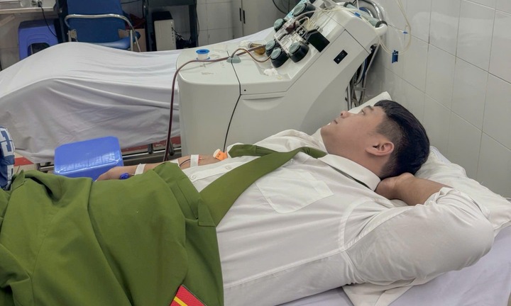 Tin tức đời sống 2/2: Thiếu úy Công an hiến tiểu cầu cứu bệnh nhân cao tuổi nguy kịch