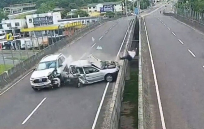 Clip: Dừng lại để sửa ô tô, nam tài xế bị xe bán tải đâm ngã khỏi cầu vượt