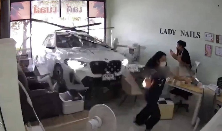 Clip: Ô tô bất ngờ lao như 