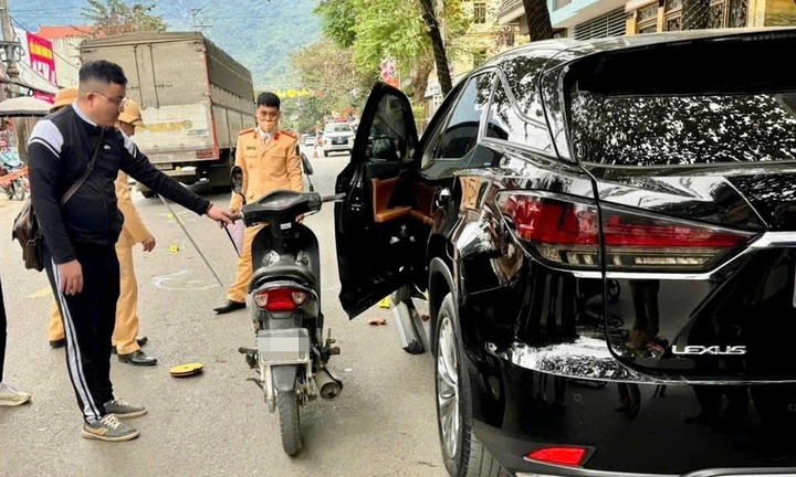 Khởi tố tài xế Lexus mở cửa xe gây tai nạn, bé 5 tuổi tử vong 