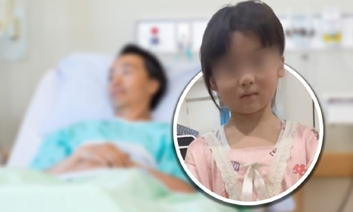 Xót xa hình ảnh bé gái 7 tuổi chạy đôn chạy đáo lo chăm sóc cha bị bệnh tim