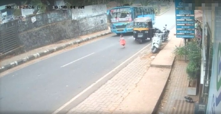 Clip: Thót tim cảnh bé gái lao sang đường suýt bị xe buýt cán trúng
