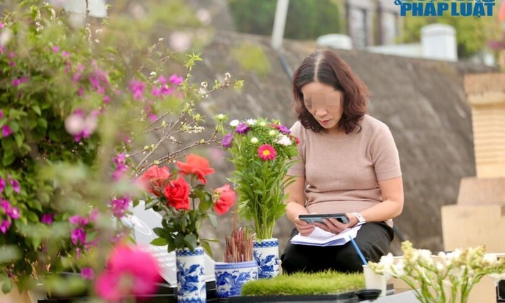 Tâm sự của người phụ nữ thăm mộ chồng cuối năm, đốt nhật ký gửi thương nhớ về 