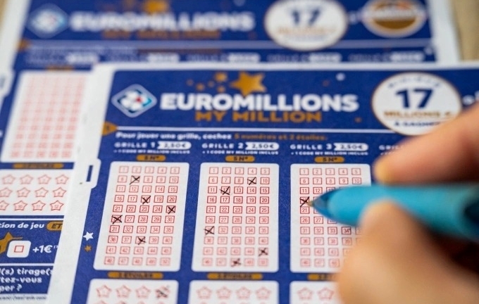 Nhóm bạn cùng góp tiền mua vé số, trúng độc đắc hơn 3,7 tỷ đồng