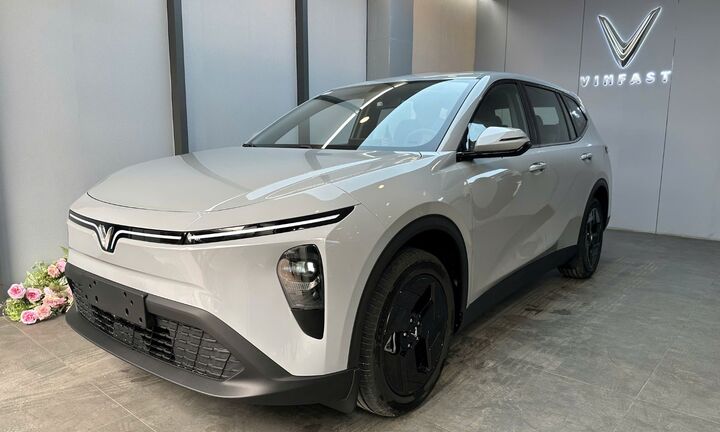 Gia đình Việt tiết kiệm cả trăm triệu đồng khi “chốt kèo” VinFast VF MPV 7 trước Tết