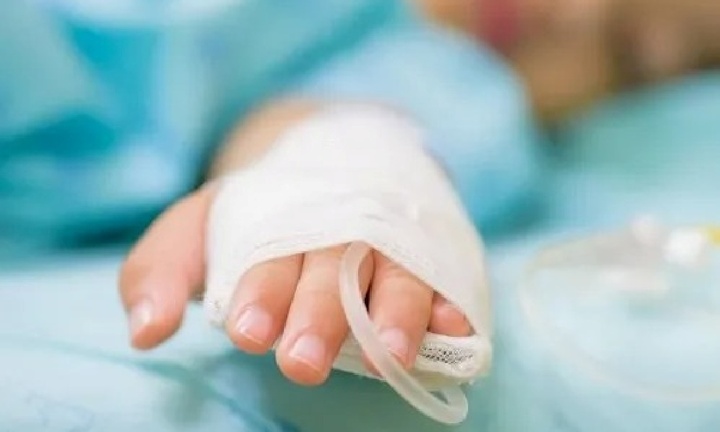 Bé trai 5 tháng tuổi nhập viện khẩn cấp vì bị ông cho 