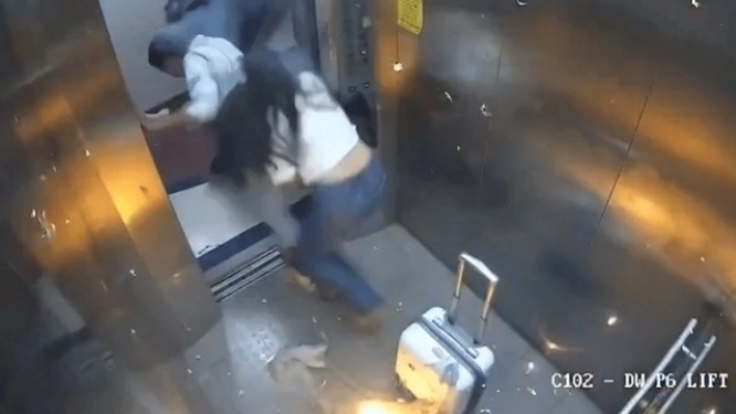 Clip: Kinh hãi bóng bay bất ngờ phát nổ trong thang máy, 2 người bị bỏng