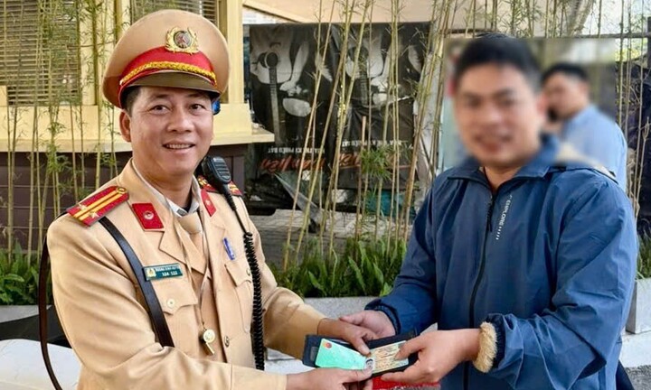 Hà Nội: Người dân xúc động nhận lại tài sản thất lạc từ CSGT