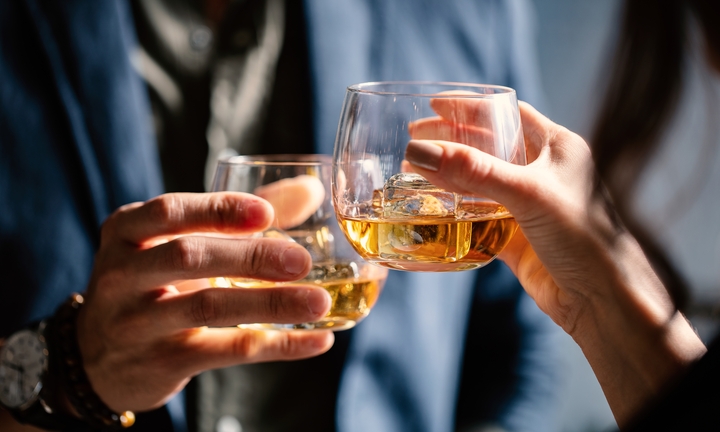 Cuối năm “chạy nhậu” triền miên: Bác sĩ cảnh báo vòng xoáy và tác hại rượu bia dịp cuối năm