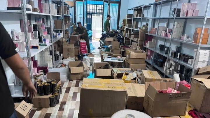 Đột kích kho hàng của đường dây bán 10.000 chai nước hoa Chanel, Versace giả