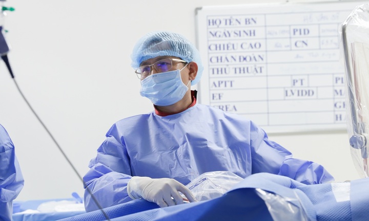 Đang nằm cấp cứu, bác sĩ vẫn rời giường bệnh tới phòng can thiệp cứu bệnh nhân “ngàn cân treo sợi tóc”