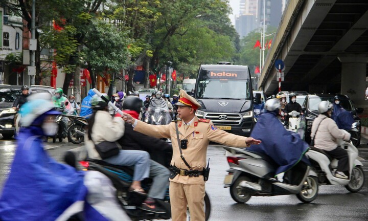 Cận Tết, đường xá đông đúc, CSGT căng mình phân luồng trong mưa rét