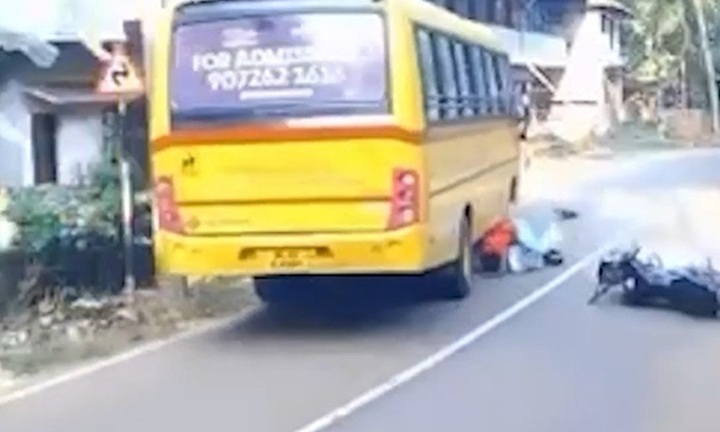 Nam sinh viên thoát chết thần kỳ dưới gầm xe buýt tại Ấn Độ