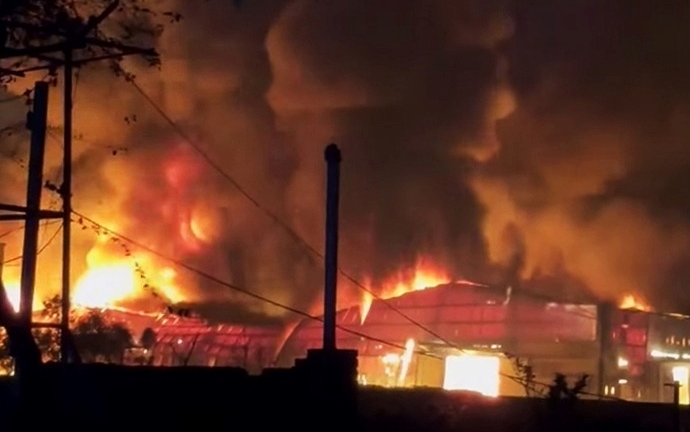 Xưởng nhựa hơn 1.000m² ở Hưng Yên bốc cháy ngùn ngụt lúc nửa đêm