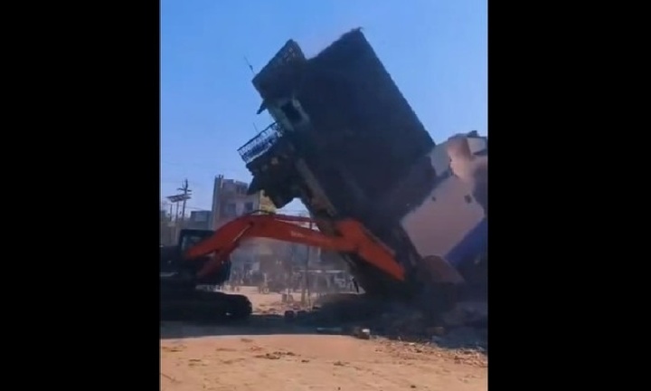Clip: Ngôi nhà 3 tầng đổ sập xuống máy xúc đang thi công, 1 người bị thương