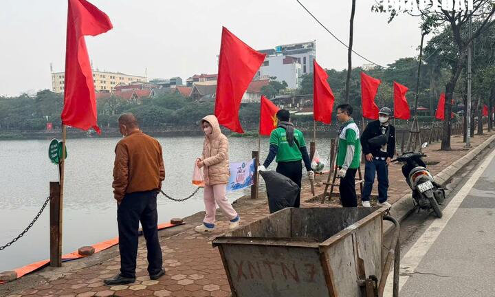Người dân nô nức thả cá chép tiễn Ông Công Ông Táo về trời