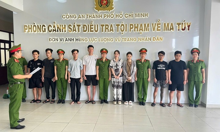 Giấu ma túy tại bãi đất trống, ngụy trang trong hộp giấy chứa thức ăn thú cưng