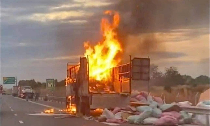 Hiện trường xe tải chở hàng bốc cháy dữ dội trên cao tốc Vĩnh Hảo - Phan Thiết