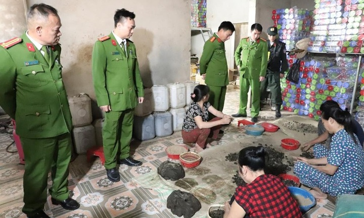 Nóng: Triệt phá đường dây sản xuất 