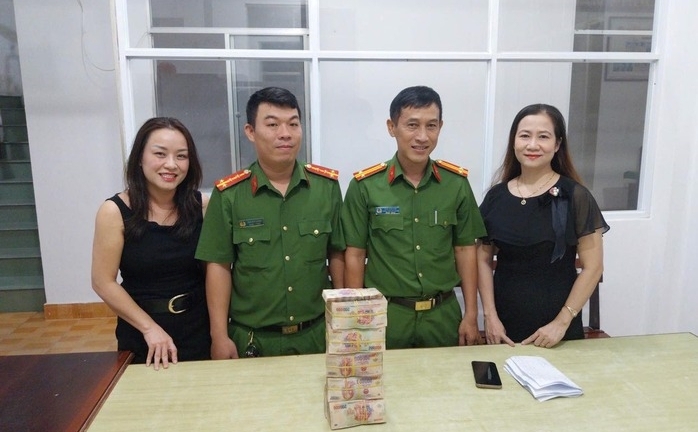 Tài khoản bất ngờ nhận 1 tỷ đồng, người phụ nữ nhờ lập tức trình báo công an
