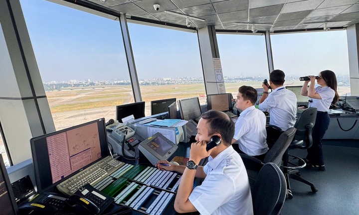 Kiểm soát không lưu “căng mình” điều hành trong ngày sân bay Tân Sơn Nhất lập kỷ lục