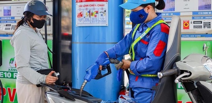 Xăng dầu trong nước đồng loạt tăng từ 15h ngày 12/2