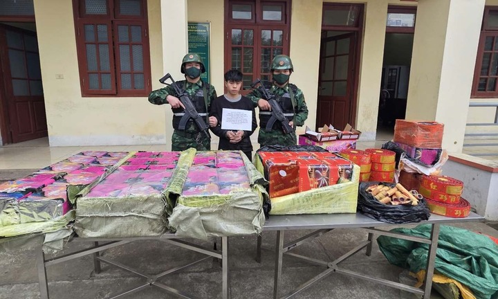 Bơi qua sông Hồng vượt biên sang Trung Quốc vác 5 bao pháo lậu về Việt Nam, thanh niên 20 tuổi bị bắt