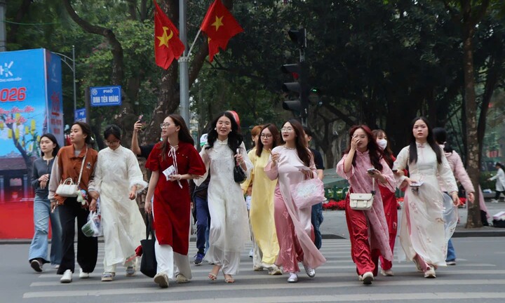 Những ngày cận Tết Bính Ngọ 2026 ở Hà Nội: Nhộn nhịp check-in áo dài, rực rỡ khắp phố phường