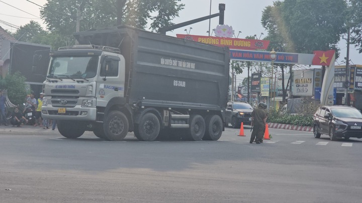 Tin tức tai nạn giao thông mới nhất ngày 14/2: Xe vệ sinh môi trường va chạm xe đạp, cụ bà tử vong