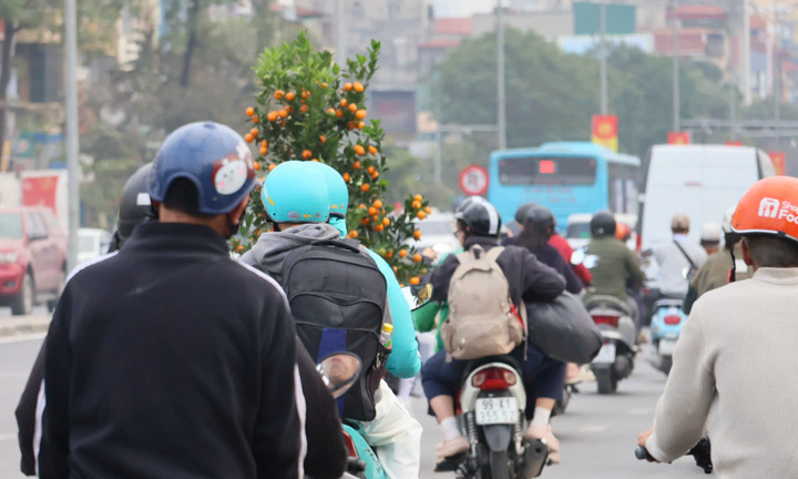 Người dân bắt đầu kỳ nghỉ Tết, CSGT có mặt trên mọi ngả đường phòng ngừa ùn tắc