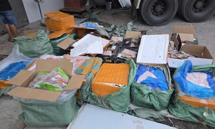 Ngăn chặn gần 30 tấn thực phẩm bẩn, không rõ nguồn gốc chuẩn bị tuồn ra thị trường Tết