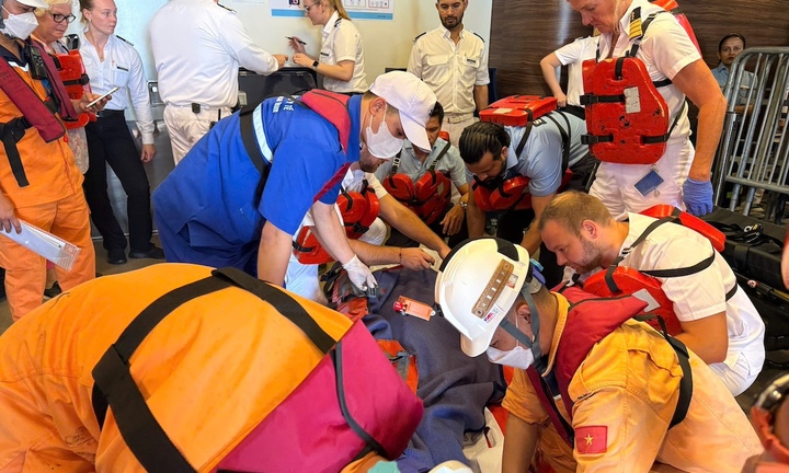 Cứu nạn khẩn cấp hành khách nước ngoài gặp nạn trên vùng biển Việt Nam