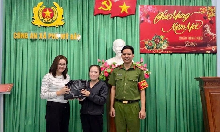 Tin tức thời sự 24h: Nữ nhân viên quán ăn trả lại túi xách chứa 30 triệu đồng