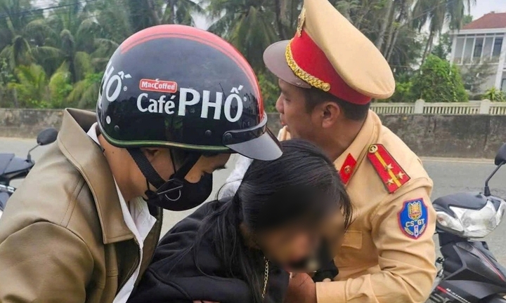 Nữ sinh co giật bên đường ngày 29 Tết, được Cảnh sát giao thông đưa đi cấp cứu kịp thời