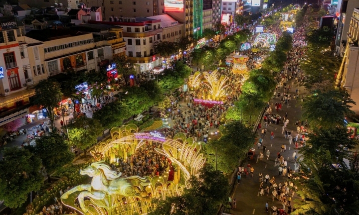 Người dân cả nước chờ ngắm pháo hoa giao thừa, hân hoan chào đón năm mới Bính Ngọ 2026
