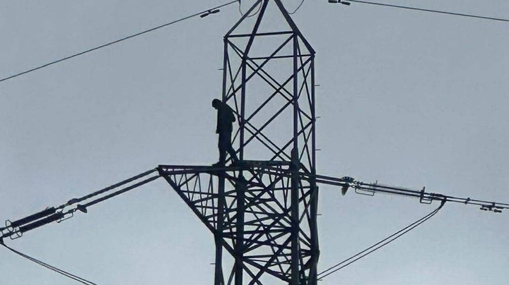 Người đàn ông thất tình trèo lên cột điện cao thế, 20.000 hộ dân gánh hậu quả